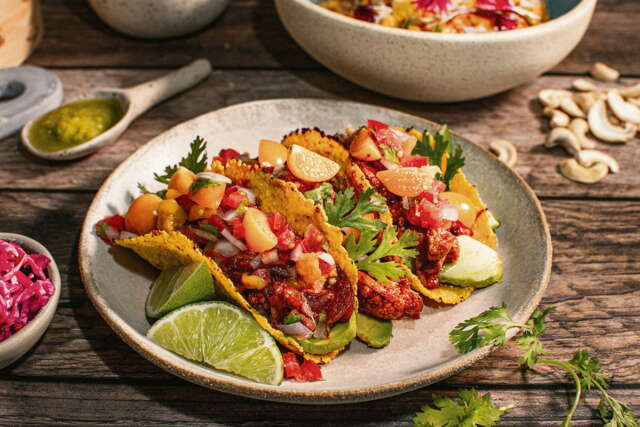 Tacos de coliflor al pastor con uchuvas Tacos de coliflor al pastor con uchuvas
