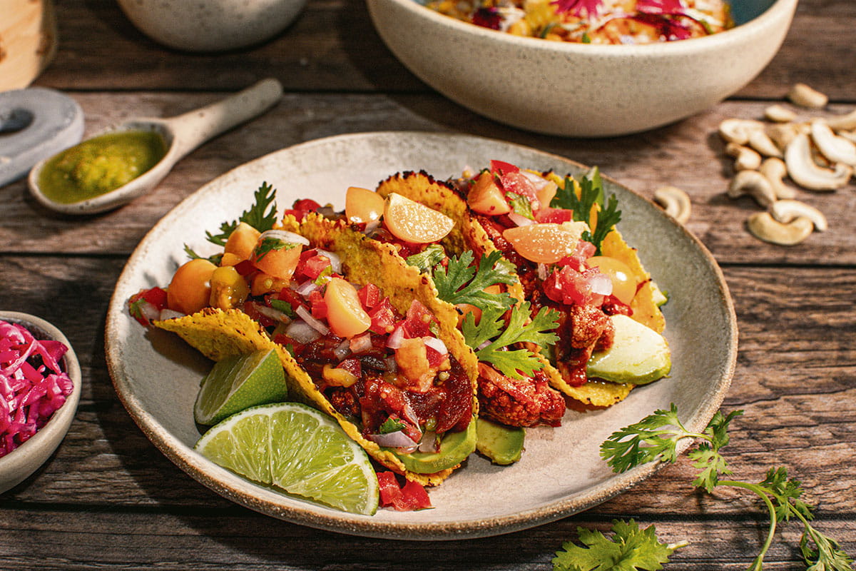 Tacos de coliflor al pastor con uchuvas Tacos de coliflor al pastor con uchuvas