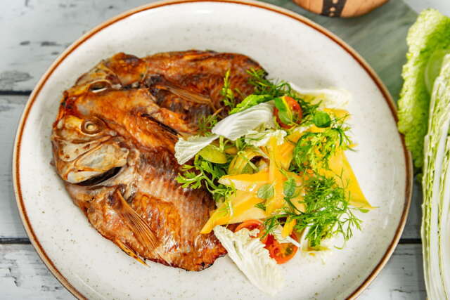 Mojarra al horno con ensalada y remolachas dulces 