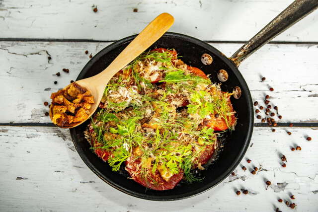 Tomates confitados con carne en polvo y pan frito