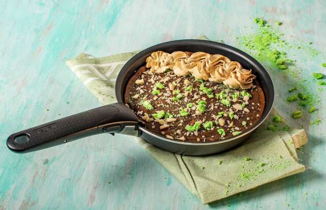 Brownie trufado al sartén con nueces del Brasil y chantilly de café Brownie trufado al sartén con nueces del Brasil y chantilly de café