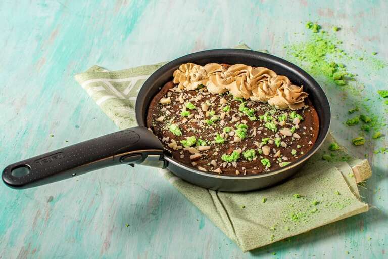 Brownie trufado al sartén con nueces del Brasil y chantilly de café