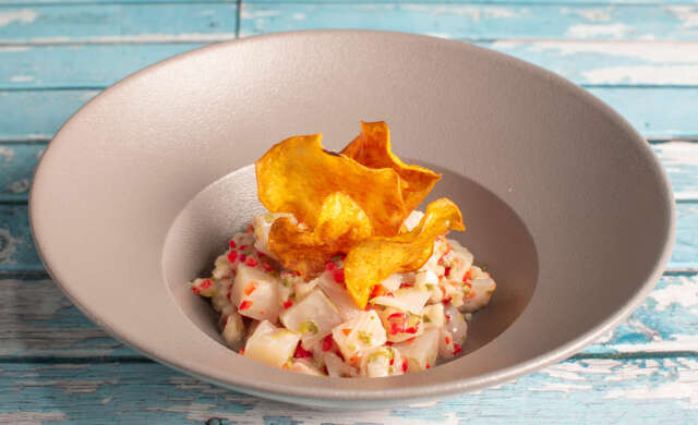Ceviche de pesca blanca en ají de guanábana y chips de camote
