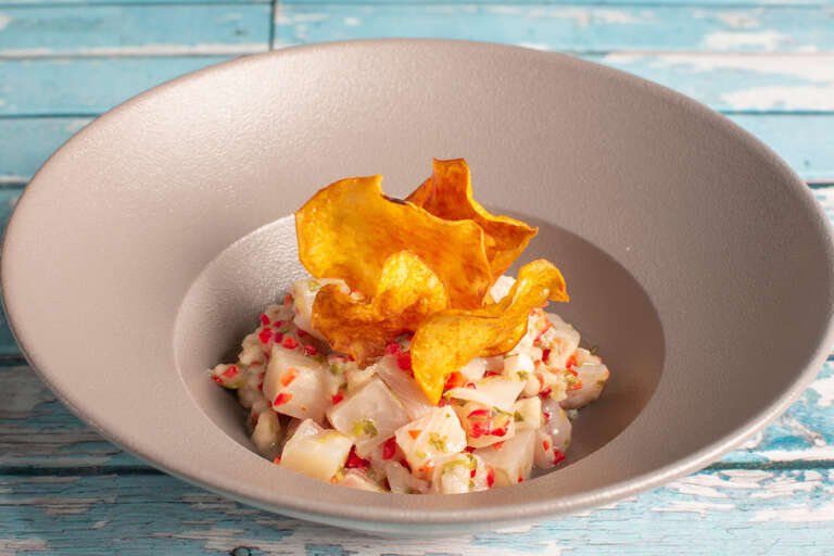 Ceviche de pesca blanca en ají de guanábana y chips de camote Ceviche de pesca blanca en ají de guanábana y chips de camote
