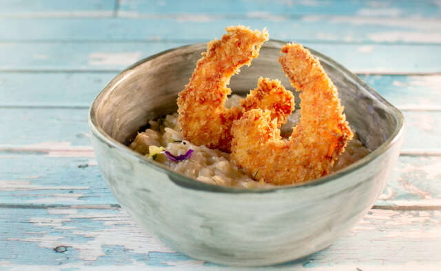 Risotto al limón con langostinos apanados en panko