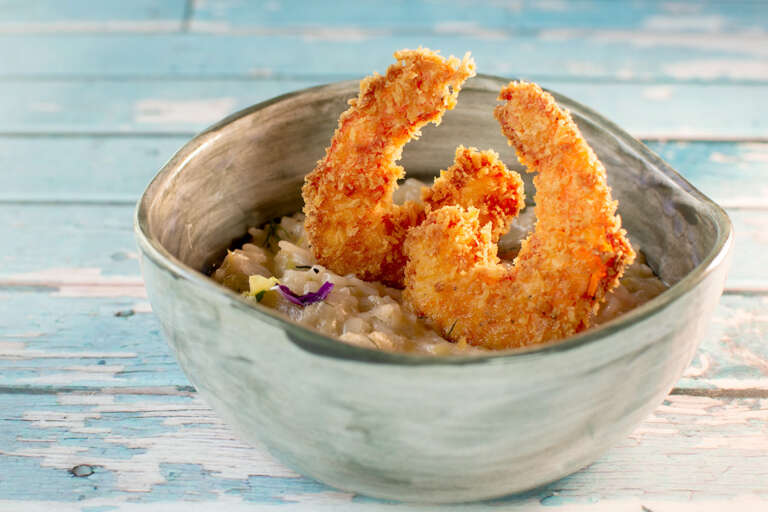 Risotto al limón con langostinos apanados en panko Risotto al limón con langostinos apanados en panko