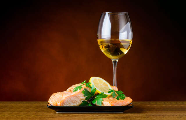 ¿Y si el pescado lo acompañamos con vino tinto?