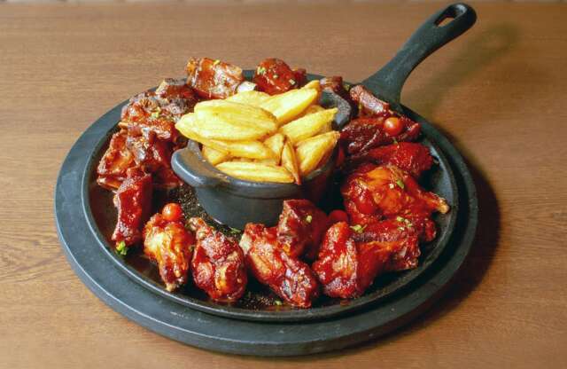 Platter de alitas y costillas Platter de alitas y costillas