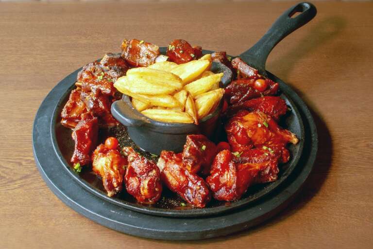 Platter de alitas y costillas Platter de alitas y costillas